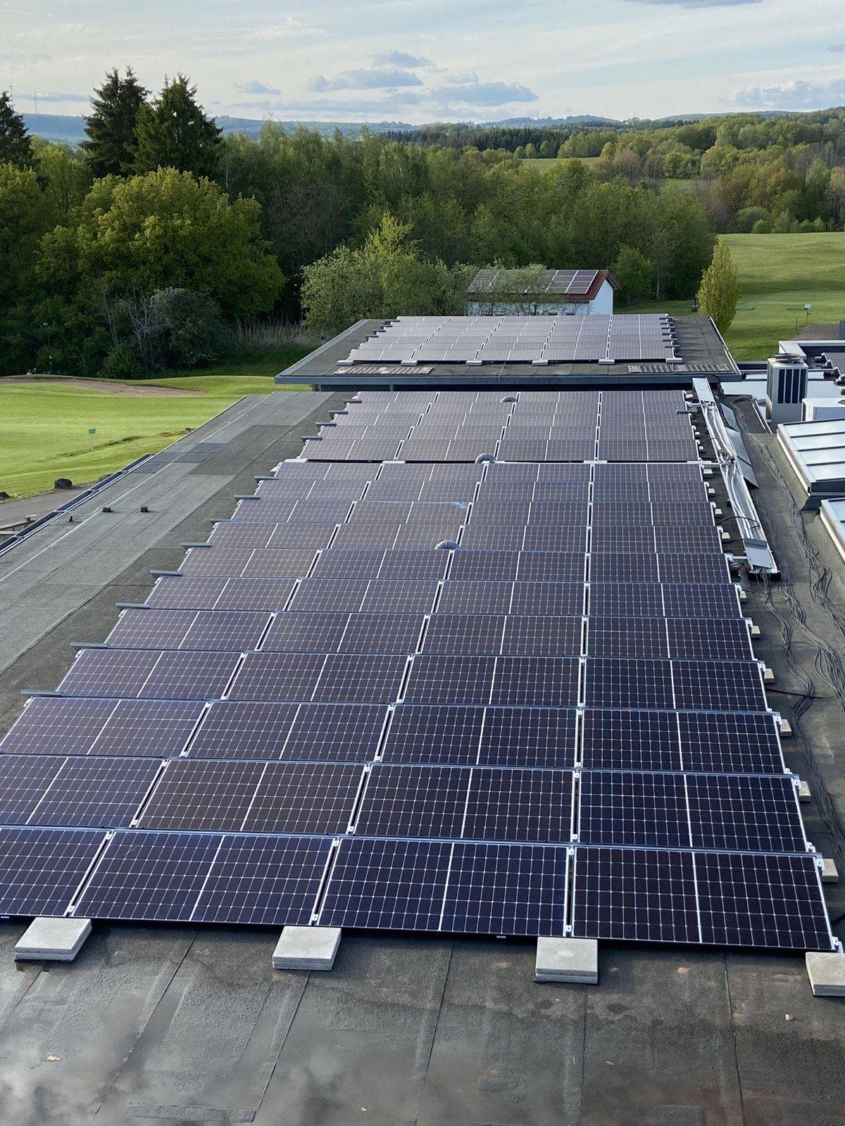 Photovoltaik-Großanlage auf dem Flachdach eines Golfhotels – Projekt der eVera GmbH